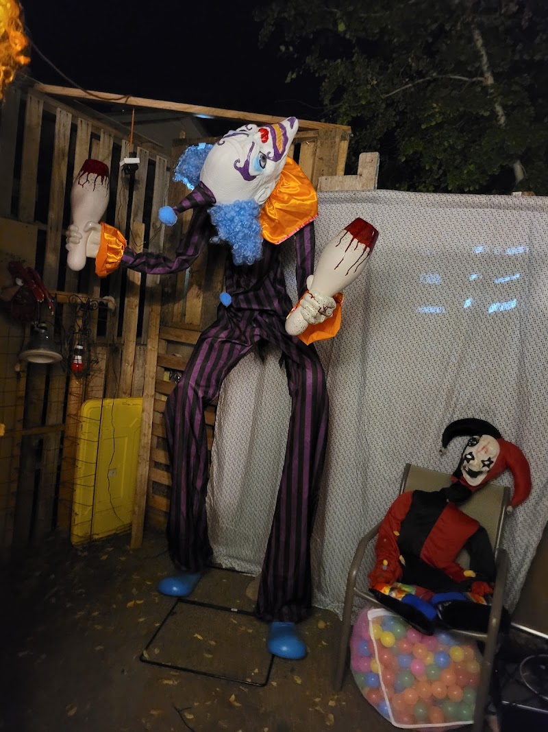 HAUNTED HALLWAYS MAZE
