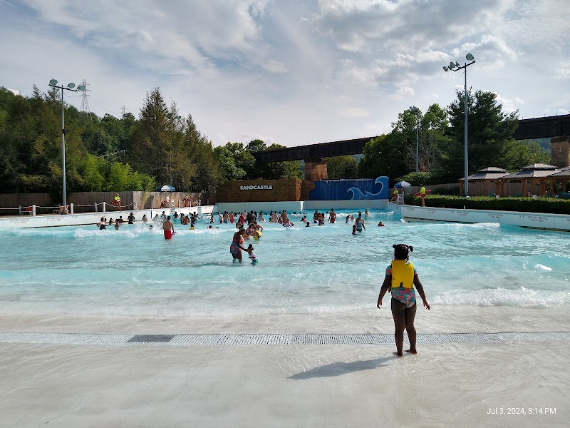 Mon Tsunami Wave Pool