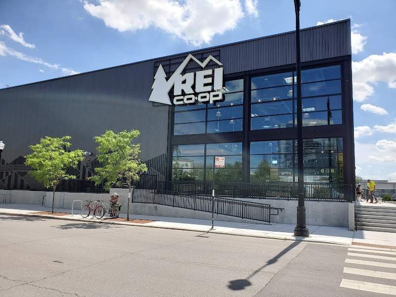 REI