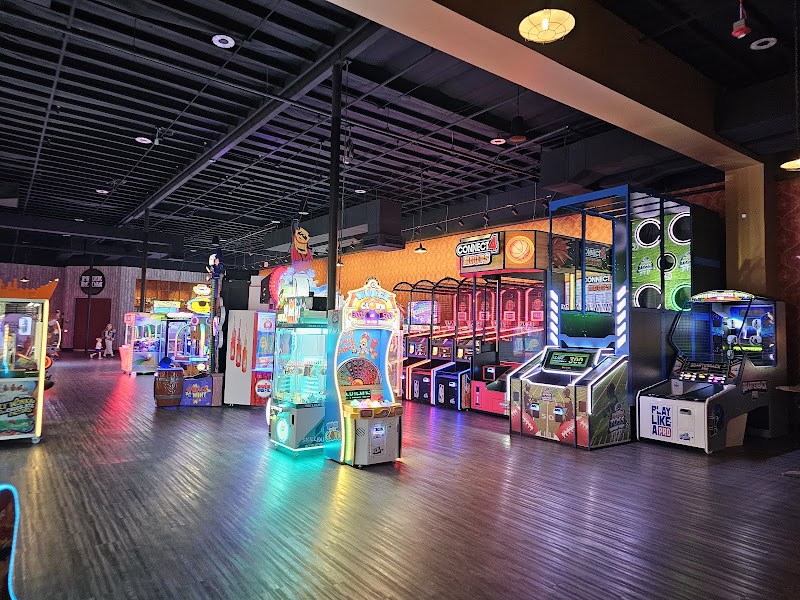 Roadies | Lanes + Games + Gastropub